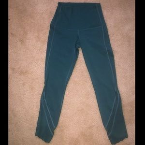 NEW WITHOUT TAGS LULU LEMEON WUNDER UNDER SCALLOPED CROP LEGGINGS SIZE 2